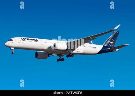 München, Deutschland - 17. Februar 2019: Lufthansa Airbus A350 Flugzeug am Flughafen München (MUC) in Deutschland. Airbus ist ein Flugzeughersteller aus Toulou Stockfoto