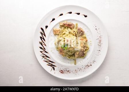 Pasta mit weißen Pilzen und Sahnesauce. Tagliateli italienische Küche. Freier Speicherplatz für Ihren Text. Draufsicht. Stockfoto