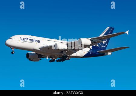 München - 16. Februar 2019: Lufthansa Airbus A380 Flugzeug am Münchner Flughafen (MUC) in Deutschland. Airbus ist ein Flugzeughersteller aus Toulou Stockfoto