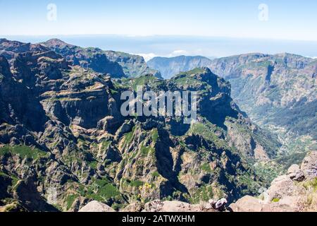 Madeira Berglandschaft spektakuläre Aussicht Horizont blauer Himmel Reisekonzept im Freien Stockfoto