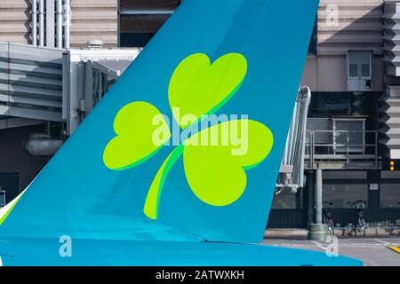 Zürich, Schweiz - 1. Februar 2020: AER Lingus Logo auf einem Airbus A320-Heck am Flughafen Zürich (ZRH) in der Schweiz. Airbus ist eine Flugzeugmanufaktu Stockfoto