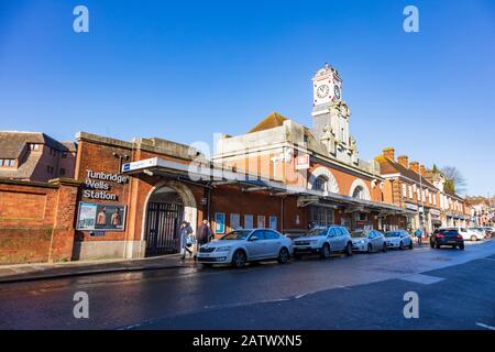 Der Bahnhof Tunbridge Wells wurde in rotem Backstein mit einem Uhrturm in Kent UK erbaut Stockfoto