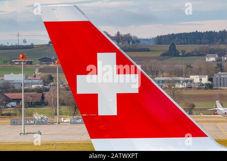 Zürich, Schweiz - 1. Februar 2020: Logo der Swiss International Airlines auf einem Flugzeug der Boeing 777 am Flughafen Zürich (ZRH) in der Schweiz. Boeing ist ein Stockfoto