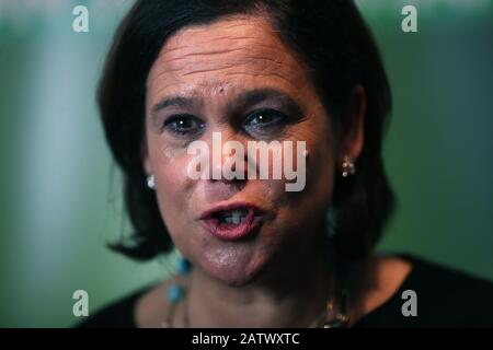 Sinn Fein Leader Mary Lou McDonald im Sitz von Sinn Fein in Dublin. Stockfoto