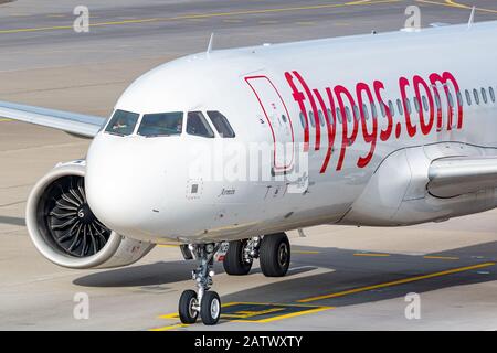 Zürich, Schweiz - 1. Februar 2020: Fly Pegasus Airbus A320 Neo Flugzeug am Flughafen Zürich (ZRH) in der Schweiz. Airbus ist ein Flugzeughersteller Stockfoto