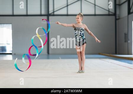 Turnerin mit Band Stockfoto