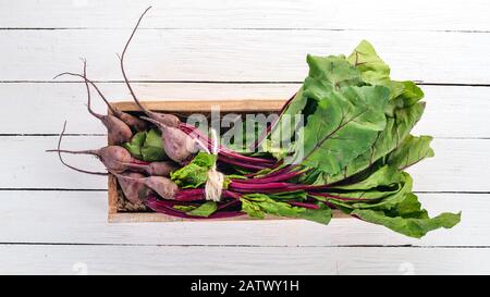 Frische Rüben in Holzschachtel. Auf Holzgrund. Draufsicht. Kopierbereich. Stockfoto