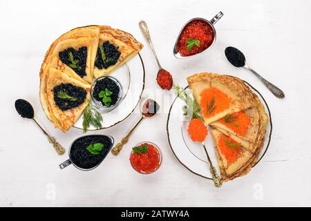 Pfannkuchen mit Kaviar. Auf Holzgrund. Draufsicht. Freier Speicherplatz für Text. Stockfoto