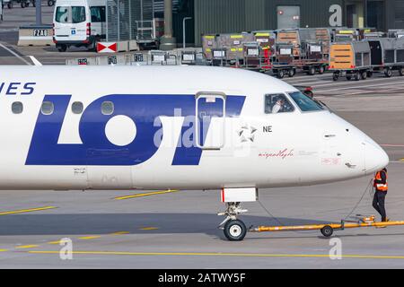 Zürich, Schweiz - 1. Februar 2020: Lot Polish Airlines Embraer E195 Flugzeug am Flughafen Zürich (ZRH) in der Schweiz. Embraer ist ein Flugzeugmanufaktor Stockfoto