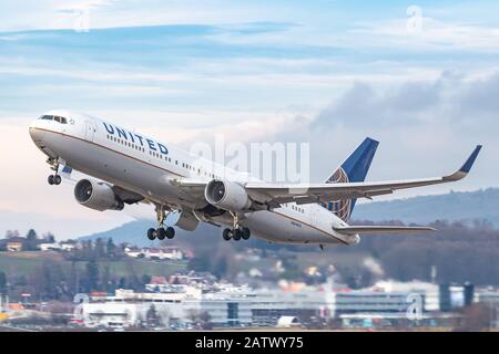 Zürich, Schweiz - 1. Februar 2020: United Airlines Boeing 767 Flugzeug am Flughafen Zürich (ZRH) in der Schweiz. Boeing ist ein Flugzeughersteller Stockfoto