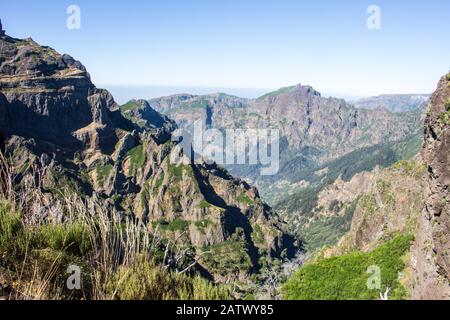 Madeira Berglandschaft spektakuläre Aussicht Horizont blauer Himmel Reisekonzept im Freien Stockfoto