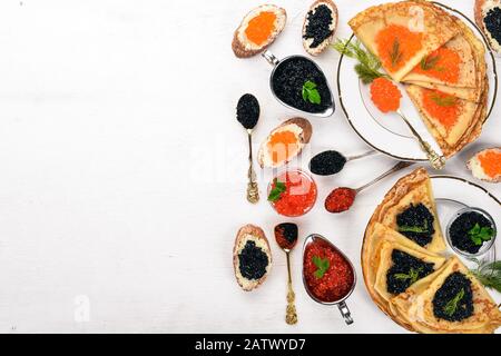 Pfannkuchen mit Kaviar. Auf Holzgrund. Draufsicht. Freier Speicherplatz für Text. Stockfoto