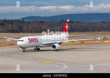 Zürich, Schweiz - 1. Februar 2020: Swiss International Airlines Airbus A330 Flugzeug am Flughafen Zürich (ZRH) in der Schweiz. Airbus ist ein Flugzeugwahn Stockfoto