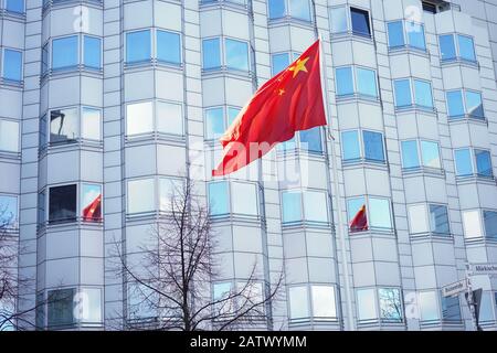 Berlin, Deutschland. Februar 2020. Außenansicht der Botschaft Chinas. Kredit: Jörg Carstensen / dpa / Alamy Live News Stockfoto