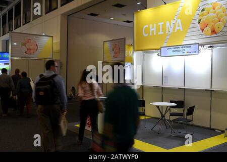 Berlin, Deutschland. Februar 2020. Besucher gehen an einem leeren Stand mit der Aufschrift "China" auf Der Fruit Logistica - International Trade Fair for Fruit and Vegetable Marketing vorbei. Wegen des Ausbruchs des Corona-Virus kamen einige Aussteller aus China nicht. Credit: Britta Pedersen / dpa-Zentralbild / dpa / Alamy Live News Stockfoto