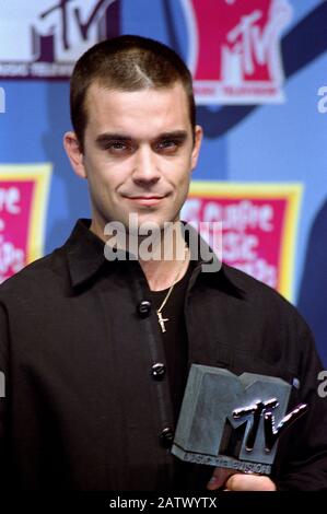 Milan Italien 12/11/1998 Robbie Williams im Assago Forum bei den MTV Europe Music Awards 1998 mit dem Preis in der Hand Stockfoto