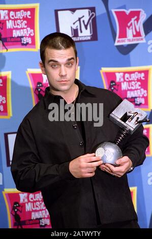 Milan Italien 12/11/1998 Robbie Williams im Assago Forum bei den MTV Europe Music Awards 1998 mit dem Preis in der Hand Stockfoto