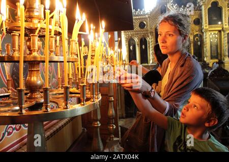 Am 27. juli 2012 zündet der Mensch in der Kirche Sveti Sedmochislenitsi Kerzen an, während eines großen Urlaubs in Sofia, Bulgarien. Stockfoto