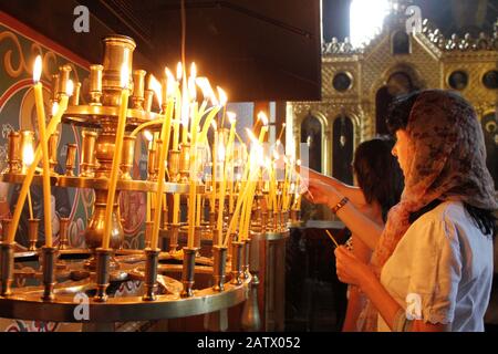 Am 27. juli 2012 zündet der Mensch in der Kirche Sveti Sedmochislenitsi Kerzen an, während eines großen Urlaubs in Sofia, Bulgarien. Stockfoto