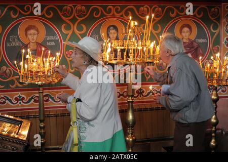 Am 27. juli 2012 zündet der Mensch in der Kirche Sveti Sedmochislenitsi Kerzen an, während eines großen Urlaubs in Sofia, Bulgarien. Stockfoto