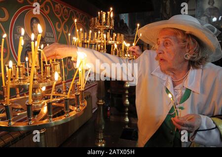 Am 27. juli 2012 zündet der Mensch in der Kirche Sveti Sedmochislenitsi Kerzen an, während eines großen Urlaubs in Sofia, Bulgarien. Stockfoto