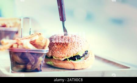 Nahaufnahme von hausgemachten Burgern mit verschwommenem Hintergrund Stockfoto