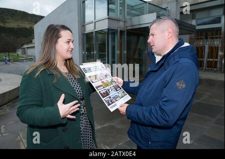 Edinburgh, Großbritannien. Februar 2020. Abgebildet: (L-R) Lyndsey Croal - Public Affairs des WWF Schottland; Derek Mackay MSP - Kabinettsminister für Finanzen. Menschen aus dem WWF (World Wild Fund) werden am Tag vor der Ankündigung des Schottischen Haushalts vor dem schottischen Parlament mit Petitionen an den Finanzminister Derek Mackay gestellt. WWF Schottland fordert größere Investitionen in Landwirtschaft, grüne Energie, für die Wiederherstellung und den Schutz der Natur. https://www.wwf.org.uk/scotland/climate-crisis-emergency-response#edit-container Credit: Colin Fisher/Alamy Live News Stockfoto