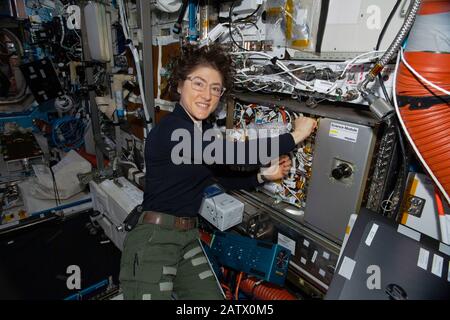 ISS - 28. Januar 2020 - NASA-Astronautin und Expedition 61 Flugingenieurin Christina Koch arbeitet am Cold Atom Lab (CAL), wo sie die Hardware austauschen und reinigen kann Stockfoto