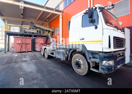 Bei modernen Abfall Recycling Hof, Laden von sortiert Müll vom Förderband in den Behälter für den Weitertransport per Lkw recyclin Stockfoto