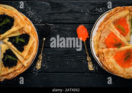 Pfannkuchen mit Kaviar. Auf Holzgrund. Draufsicht. Freier Speicherplatz für Text. Stockfoto