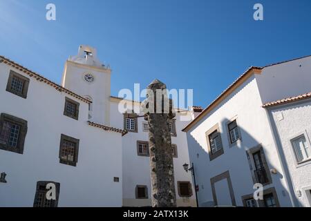 Traditionelle Häuser an einer schönen Straße innerhalb der Burgmauern in Marvao, Alentejo, Portugal Stockfoto