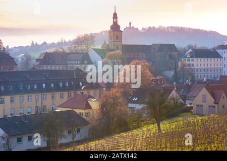 Malerische Aussicht auf Die Altstadt von Bamberg, mit Kirche und Weinberg bei Sonnenuntergang, Bayern, Oberfranken, Süddeutschland Stockfoto