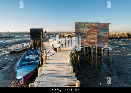 Carrasqueira Palafitic Pier in Comporta, Portugal mit Fischerbooten Stockfoto