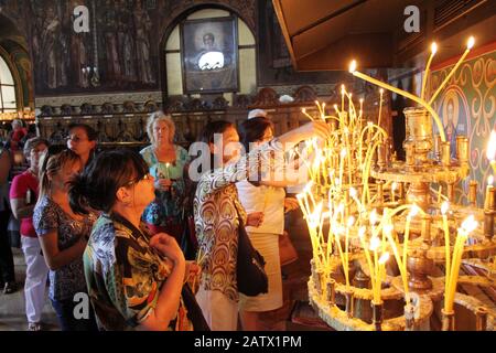 Am 15. august 2012 zündet man in der Kirche St. Sedmochislenitsi Kerzen bei einem großen Urlaub in Sofia, Bulgarien. Stockfoto