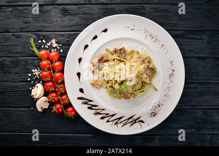 Pasta mit weißen Pilzen und Sahnesauce. Tagliateli italienische Küche. Freier Speicherplatz für Ihren Text. Draufsicht. Stockfoto