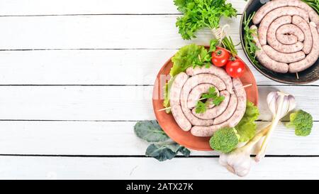 Rohe Grillwürste. Kebab mit Gemüse. Auf Holzgrund. Draufsicht. Kopierbereich. Stockfoto