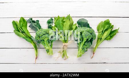 Grünes Gemüse und Obst. Auf weißem Holzhintergrund. Gesunde Ernährung. Draufsicht. Kopierbereich. Stockfoto