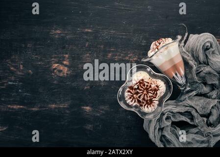 Schokoladencremige Desserts. Pana Cotta. Auf Holzgrund. Draufsicht. Kopierbereich. Stockfoto