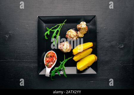 Hengste aus Schweinefleisch mit Kartoffeln auf Holzgrund. Draufsicht. Freier Speicherplatz für Text. Stockfoto