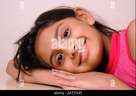 Mumbai, Maharashtra, Indien - Asien, 29. Dezember 2014 - Porträt Sehr schönes kleines Mädchen aus indien mit langem Haar. Stockfoto