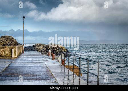 Dies ist der kleine Pier am Ballintoy Hafen an der North Antrim Coast in Nordirland Stockfoto