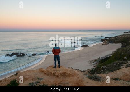 Man sieht Praia do Malhao Strandblick bei Sonnenaufgang, in Portugal Stockfoto