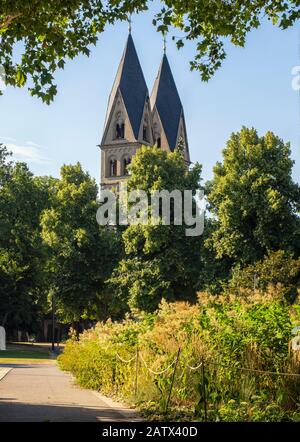 - 06.07.2019: Die Türme der Kirche St. Castor, der ältesten Kirche in Koblenz Stockfoto