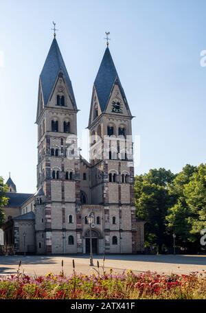 Koblenz, 6. 7/2019: Die Frontfassade der Kirche St. Castor, der ältesten Kirche in Koblenz Stockfoto
