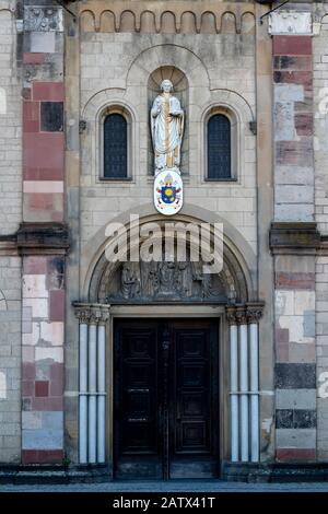 KOBLENZ, DEUTSCHLAND - 06. JULI 2019: Der Eingang zur Basilika St. Castor, der ältesten Kirche in Koblenz Stockfoto