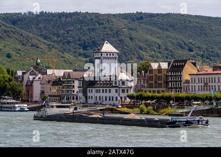 BOPPARD, DEUTSCHLAND - 06. JULI 2019: Sandkahn an den bunten Häusern der Stadt am Rhein und der weißen Wahlburg vorbei Stockfoto