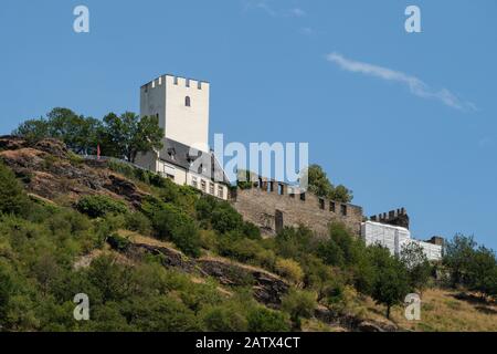 KAMP-BORNHOFEN, DEUTSCHLAND - 06. JULI 2019: Schloss Sterrenberg auf den Hügeln über dem Rhein Stockfoto