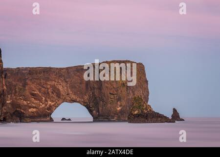 Wellen am Ufer, Dyrhólaey Island. Dyrhólaey übersetzt bedeutet "Der Tür Loch Island" Stockfoto