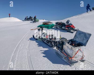 Wissenschaftler mit Schneemobilen auf einer glazialen Reise, um Proben und Messungen zu nehmen, Vatnajokull Ice Cap, Vatnajokull National Park, Island. Stockfoto