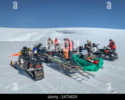 Wissenschaftler mit Schneemobilen auf einer glazialen Reise, um Proben und Messungen zu nehmen, Vatnajokull Ice Cap, Vatnajokull National Park, Island. Stockfoto